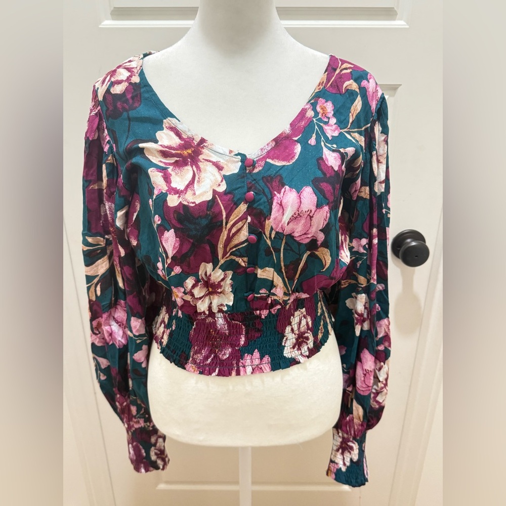 NWT. Band of the Free. Aimee Pine Floral Long Sleeve Crop Top. Size Medium.